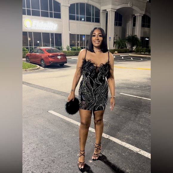 Self: 95% Polyester 5% Spandex• Lining; 100% Polyester• Contrast: 100% Nylon - Picture 6 of 6